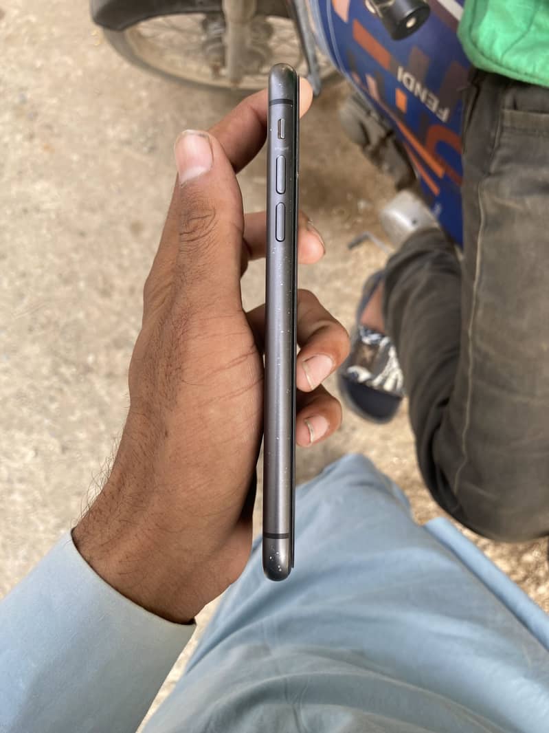 iPhone 11 4