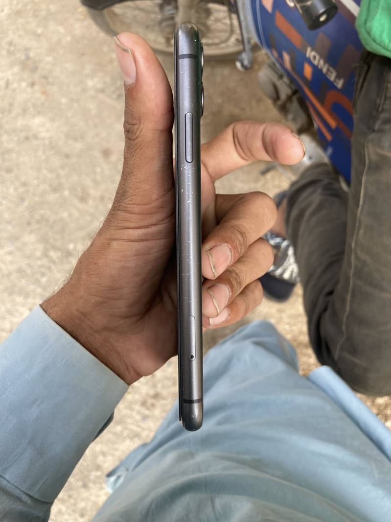 iPhone 11 5