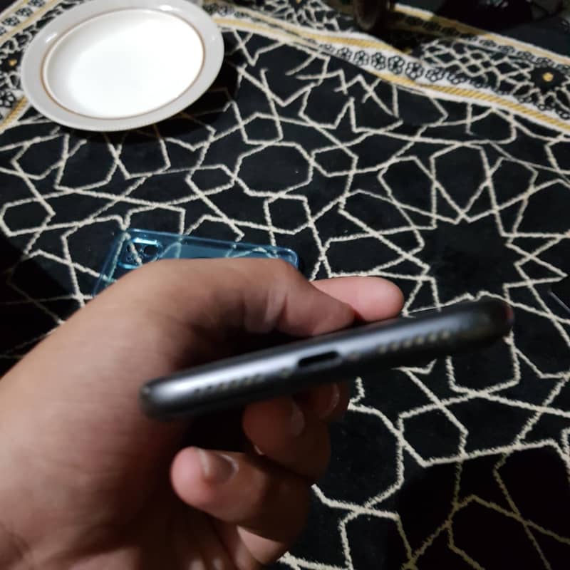 Apple iPhone 11 4