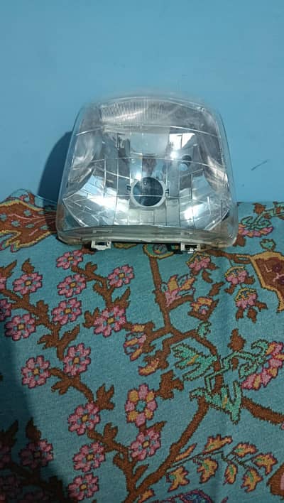 prider ki original head light ha. halka sa crack ha.