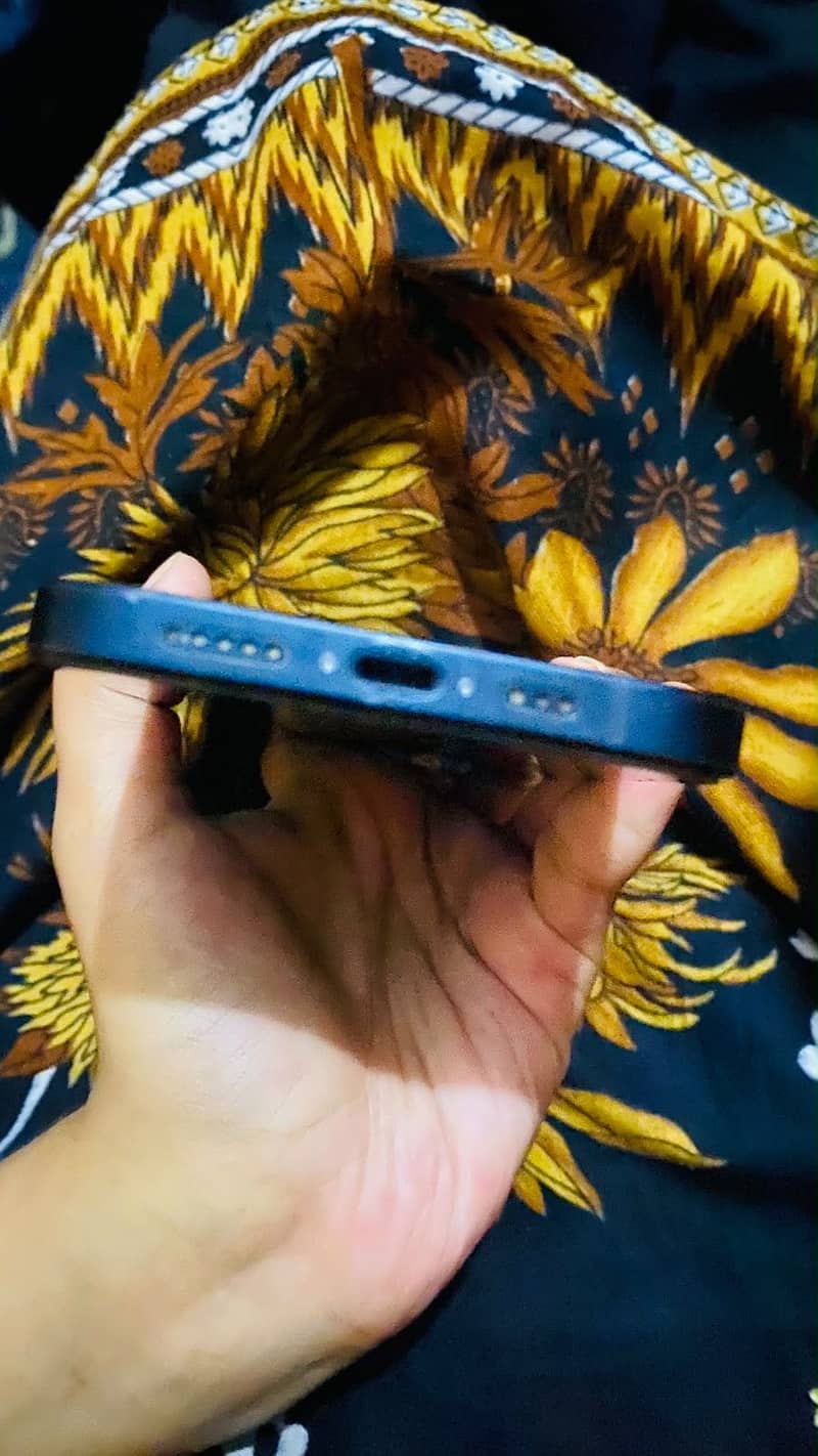Apple iPhone 12 4