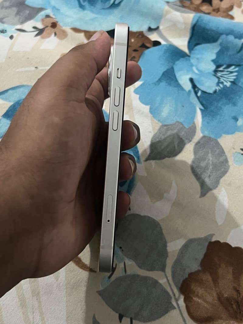 Apple iPhone 13 4