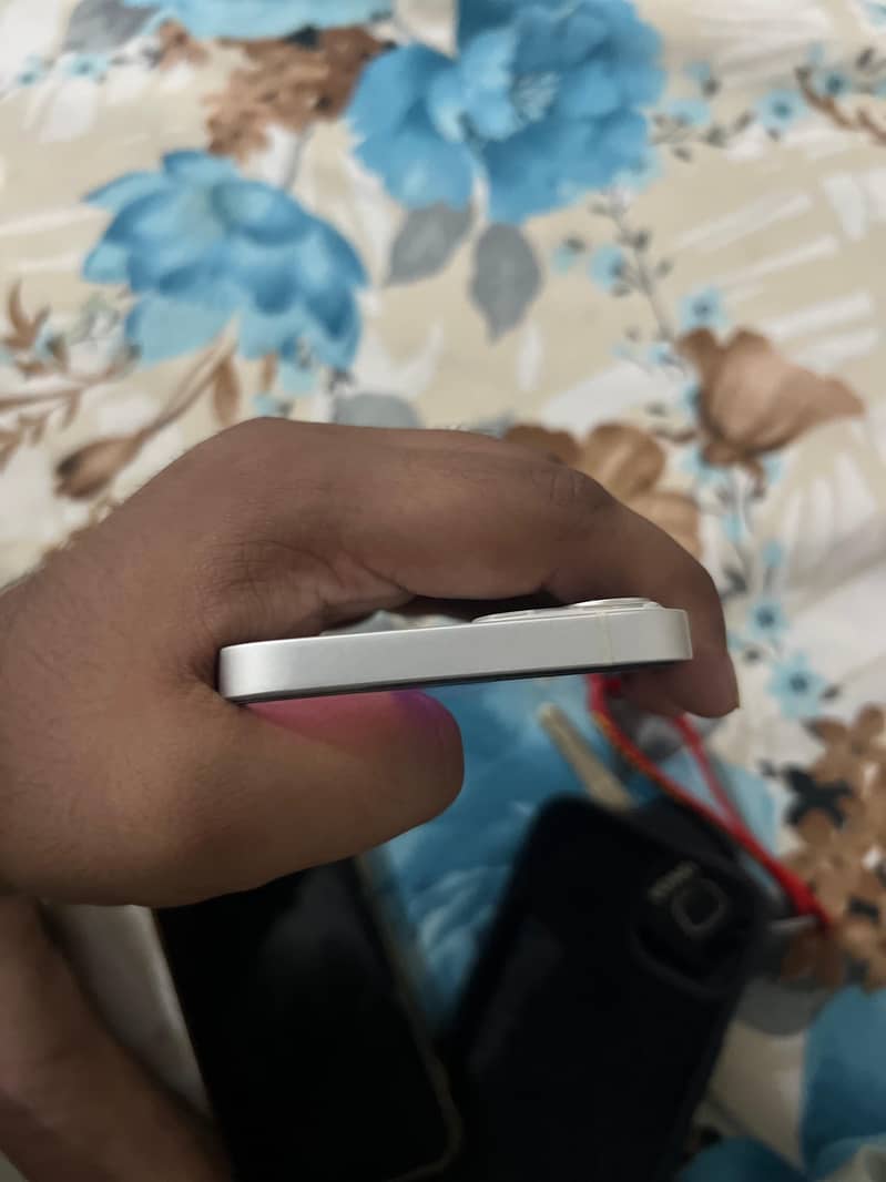 Apple iPhone 13 5