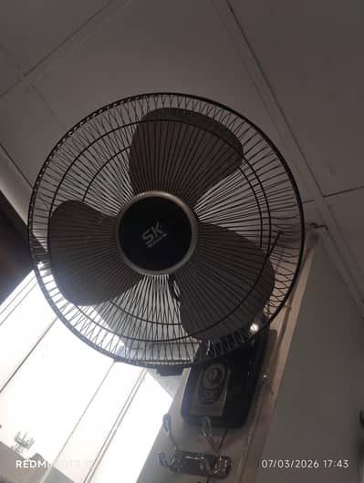 Bracket fan