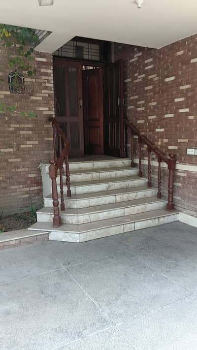16 Marla Maintained House For Sale in Cavalry Ground Lahore
