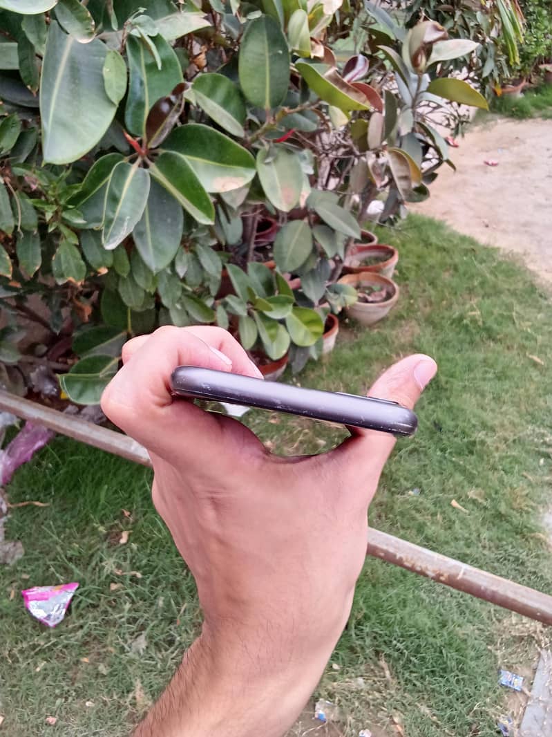 Apple iPhone 11 3