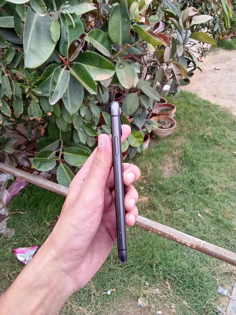 Apple iPhone 11 4
