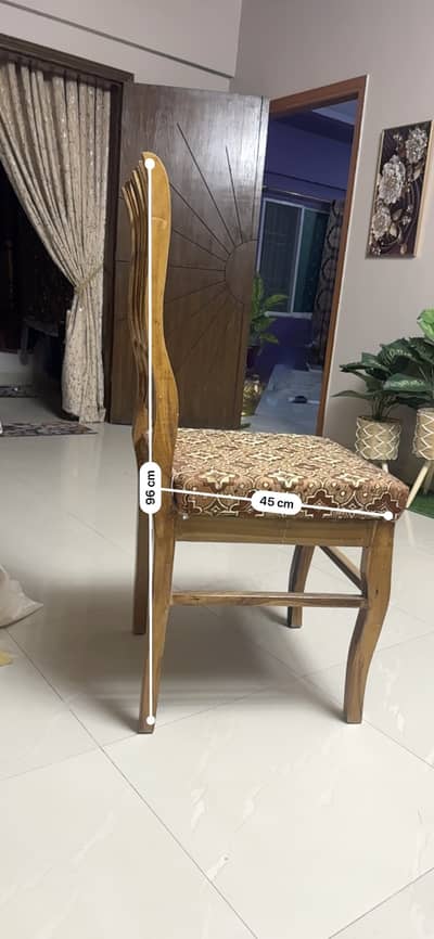 Beautiful 6-Seater Wooden Dining Table (Excellent Condition)