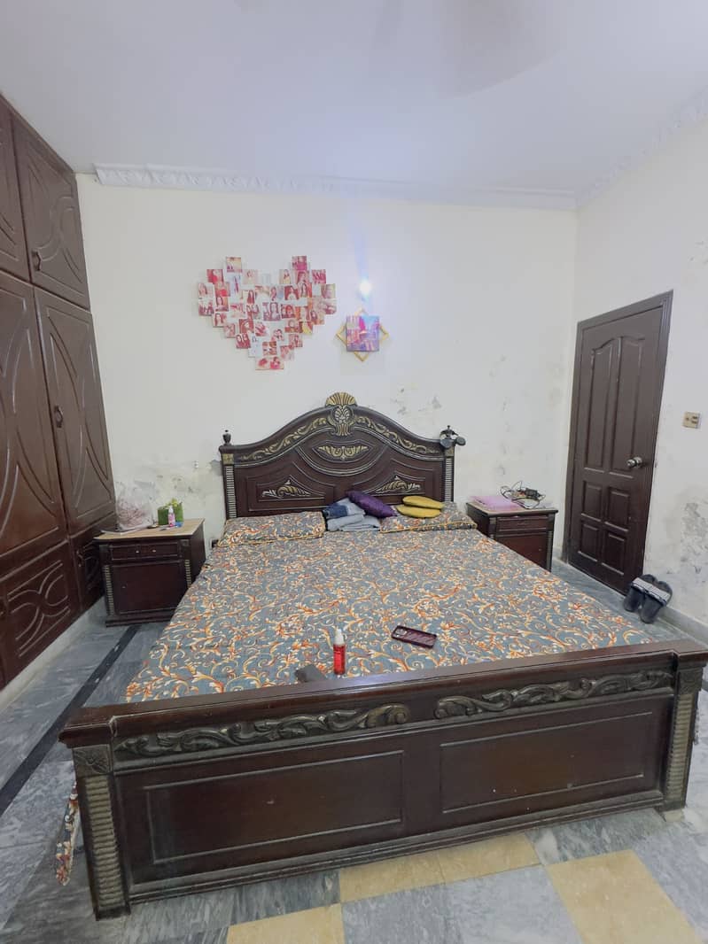 King size bed 0