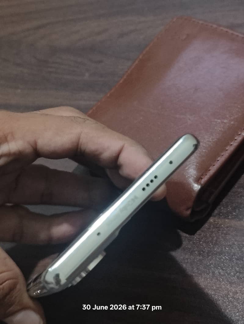 Tecno CAMON 40 Pro 4
