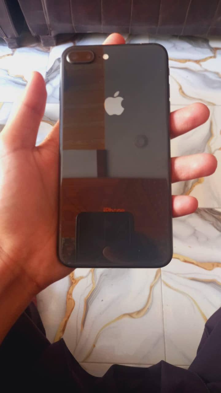 Apple iPhone 8 Plus 3