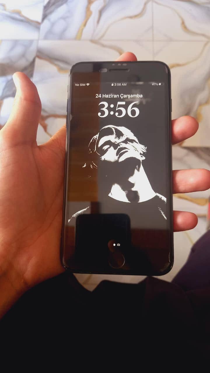 Apple iPhone 8 Plus 4