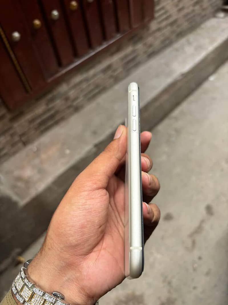 Apple iPhone 11 3