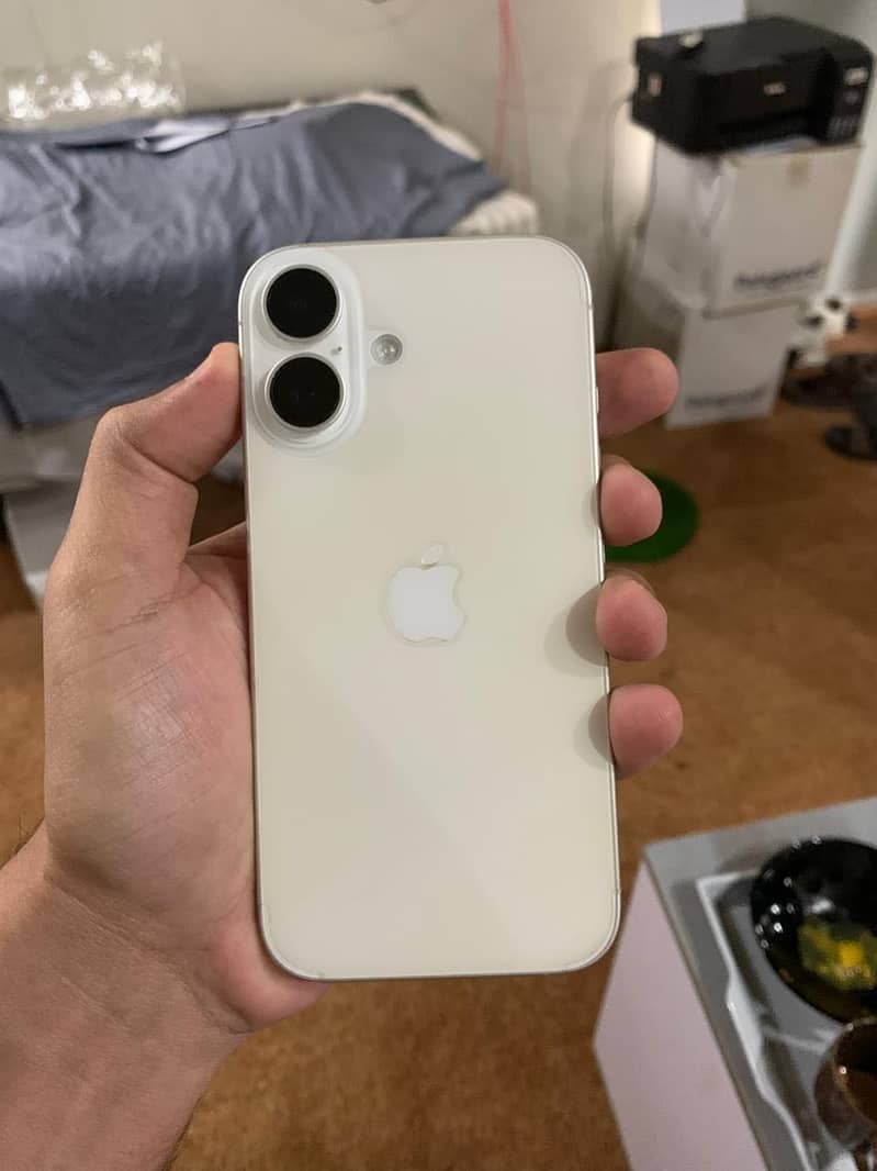 Apple iPhone 16 3