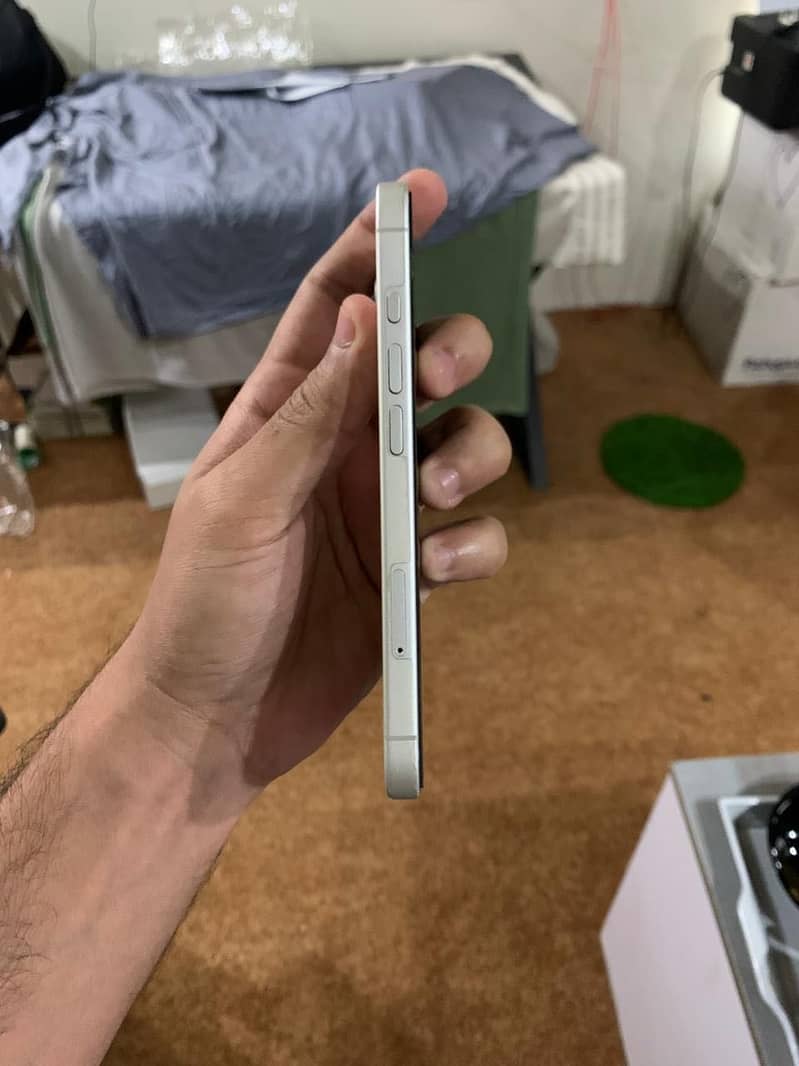 Apple iPhone 16 4
