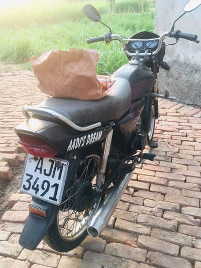 CD 70 Dream Motorcycle