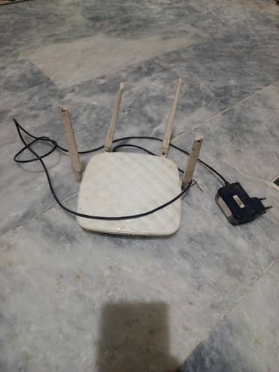 WiFi router with 4 antenas