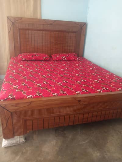 King  size  bed  without  Mattress
