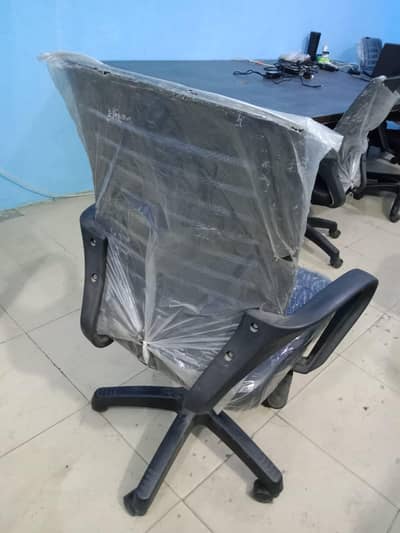 5 office chairs almost 6 months used only