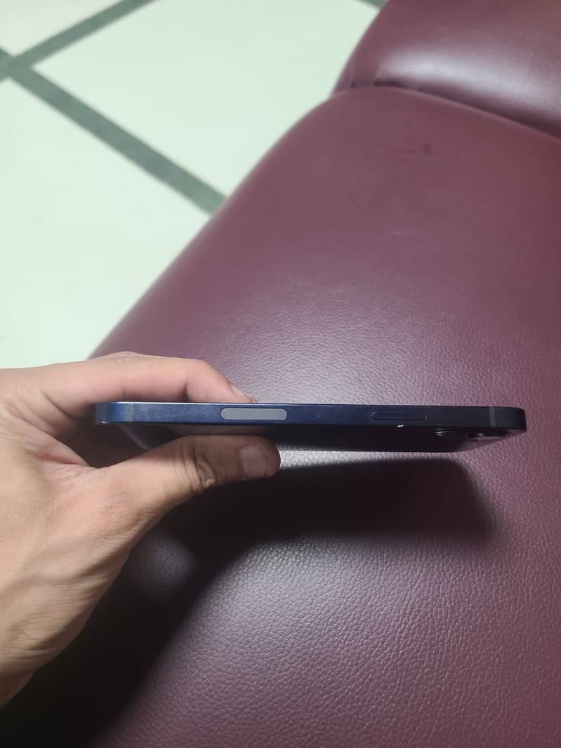Apple iPhone 12 4