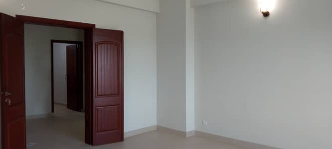 14 MARLA 4 BEDROOM APARTMENT AVAILABLE FOR RENT