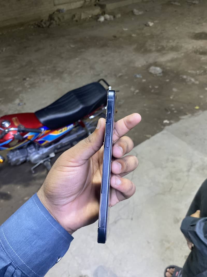 Apple iPhone 16 Plus 1