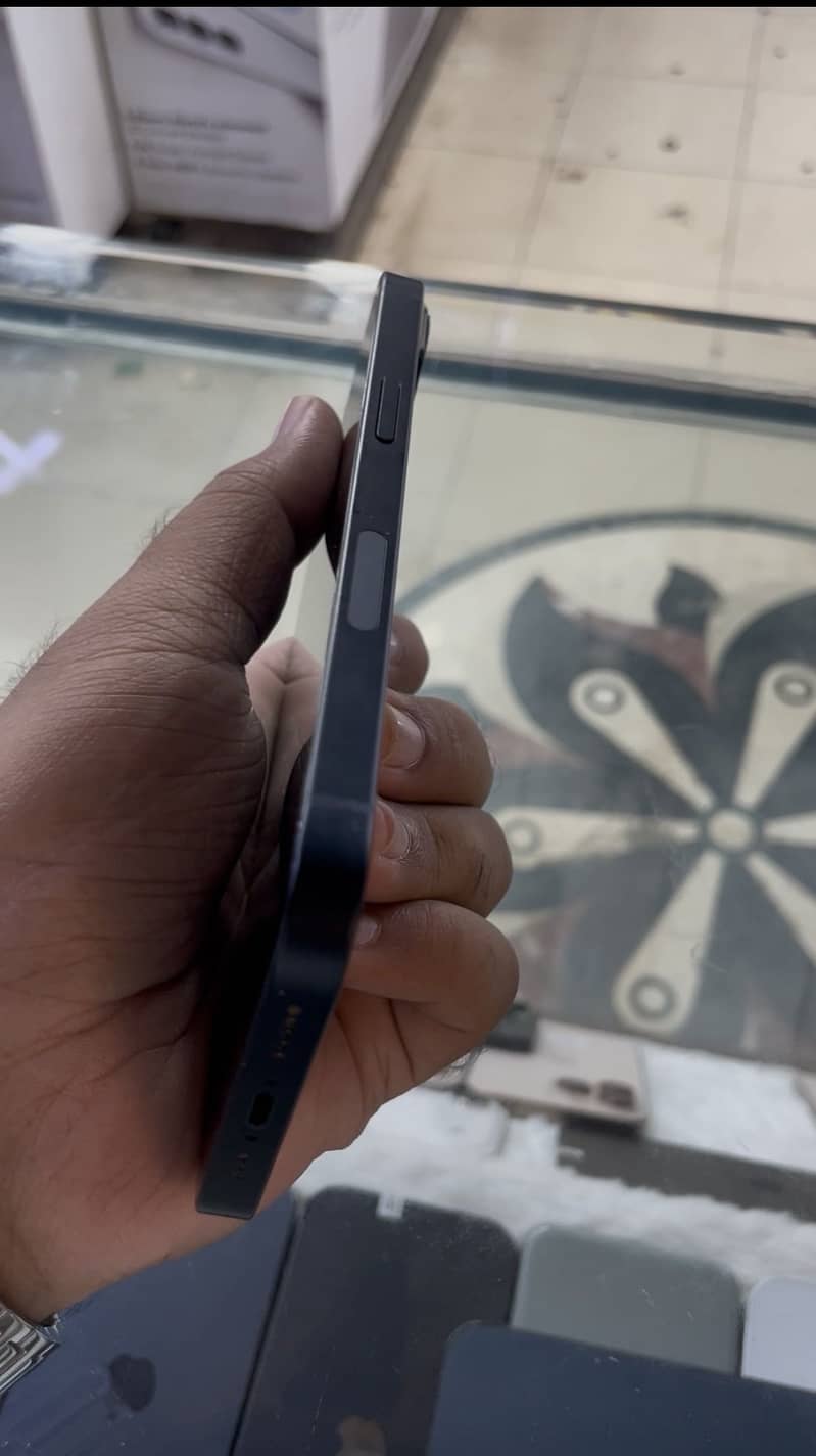 Apple iPhone 13 2