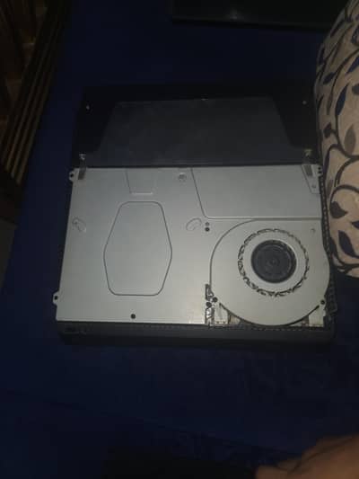 PLAYSTATION 4 SLIM  USED 8 CDS
