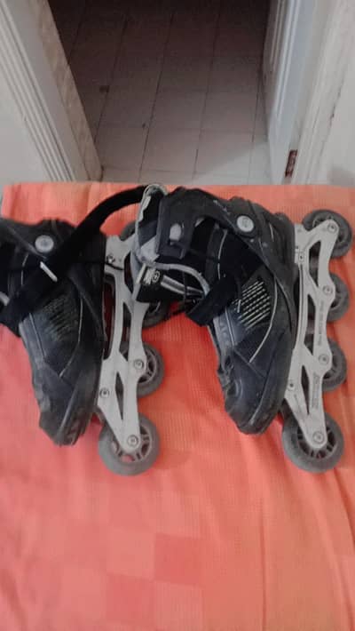 skating shoes with wheel excellent condition