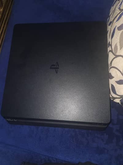 PLAYSTATION 4 SLIM  USED with  8 CDS with 2 contorller