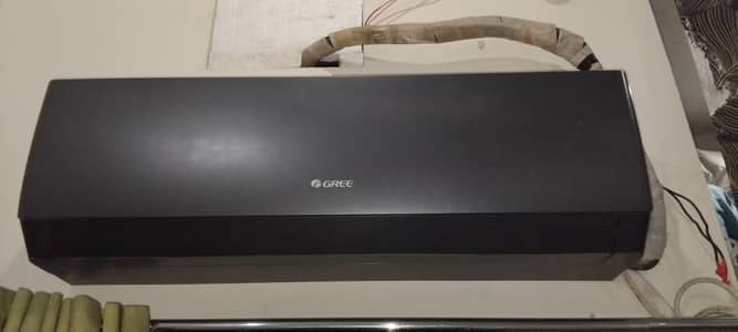 Gree 1.5Ton Black, Heat and Cool inverter Air conditioner.