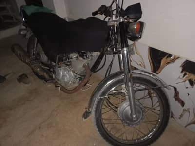 honda 125 2017 model Hyderabad num jis bhai ko chaiye wo contact kr ly