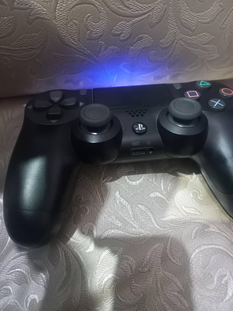 Playstation 4 | With 2 controller 1