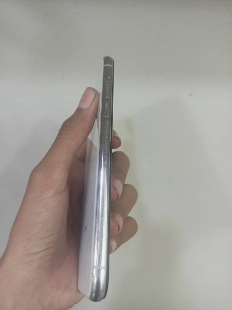 Apple iPhone X 4