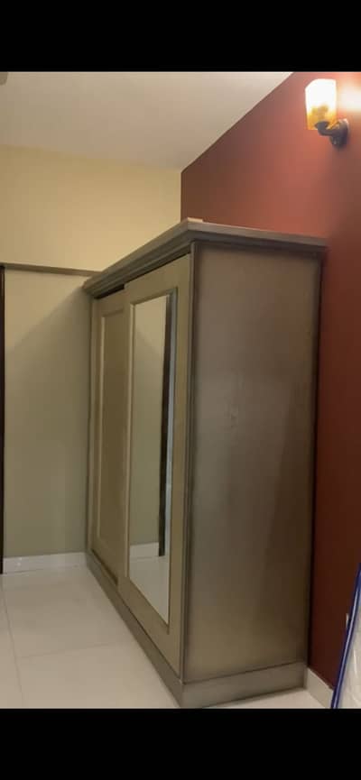 bed room set, king size bed, 2 side tables, ek large size wardrobe,
