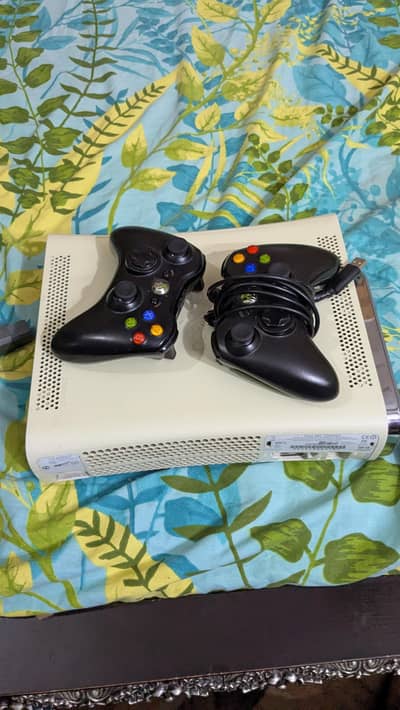 Xbox 360 | GTA 5 + 100+ GAMES | 250 GB HARDDRIVE | 2 Controllers