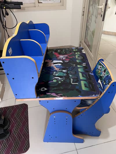 kids study table for sale. 03185930435 whatsapp.