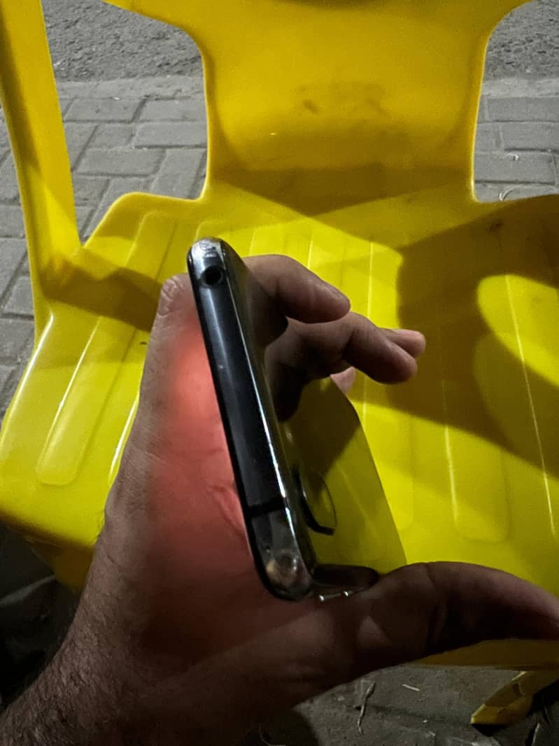 Sharp Aquos R2 3