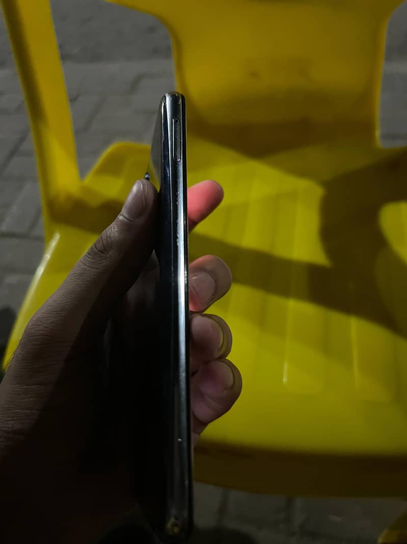 Sharp Aquos R2 4