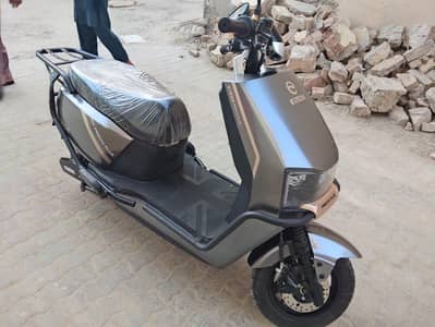 scooty lush condition few days use warranty Puri pari hui ha