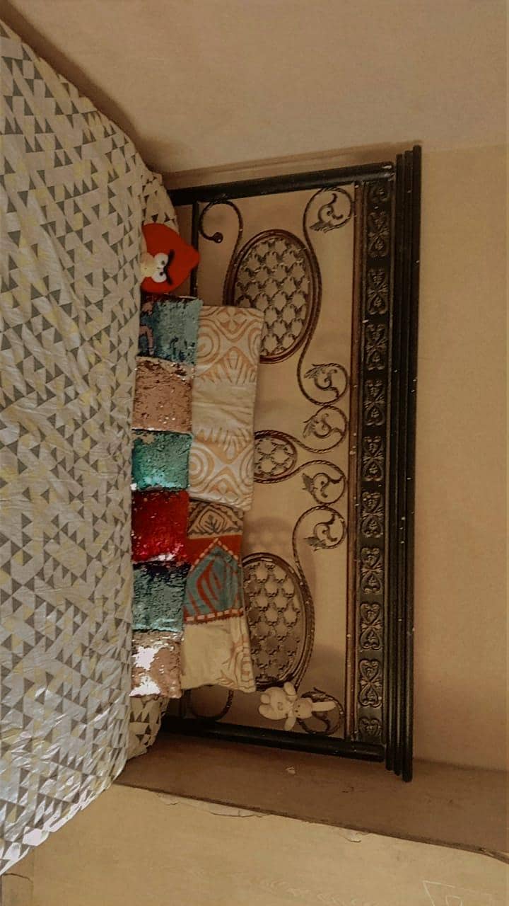 queen size bed 0
