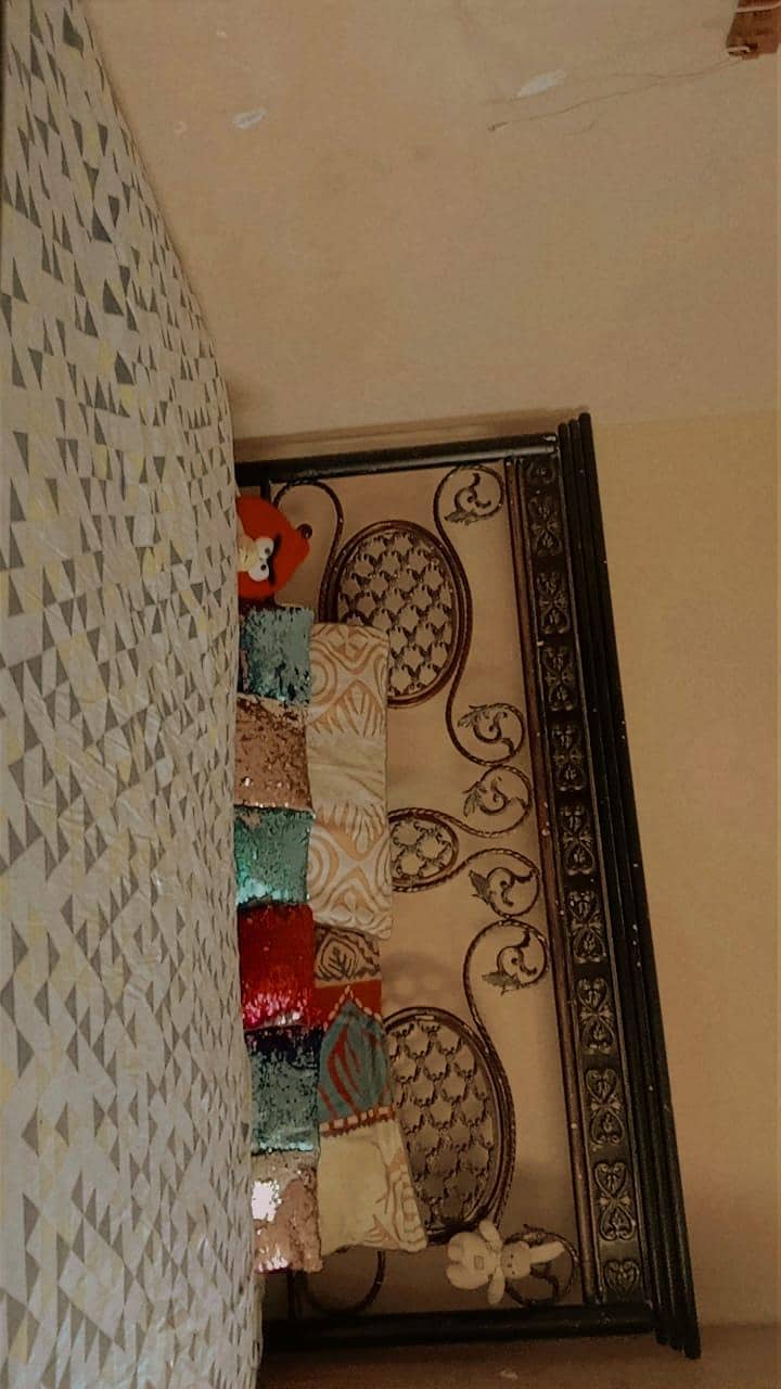 queen size bed 1