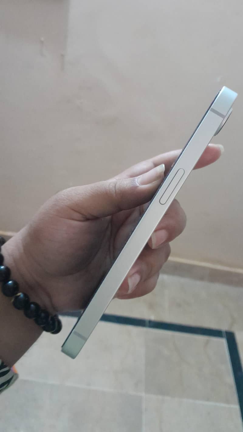 Apple iPhone 16e 1