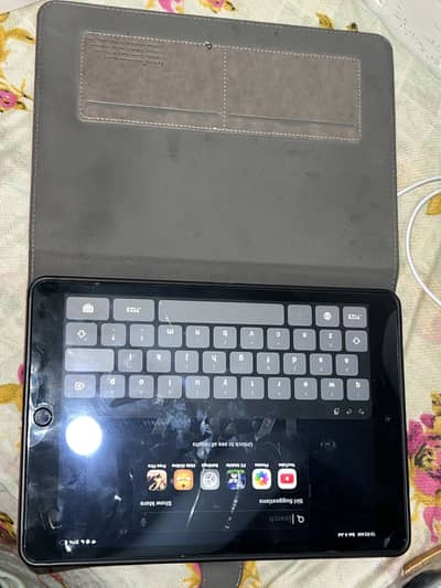 Ipad 8th gen 32gb (cellular) with box charger and leather case