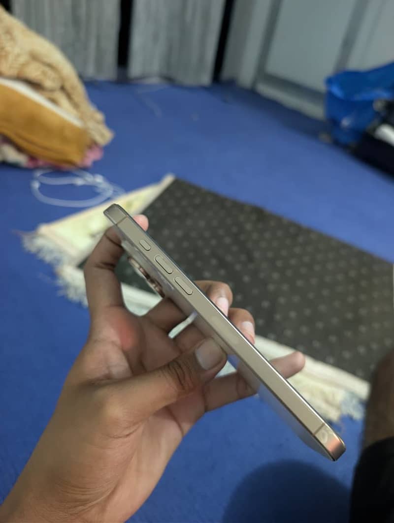 Iphone 16 pro max 4