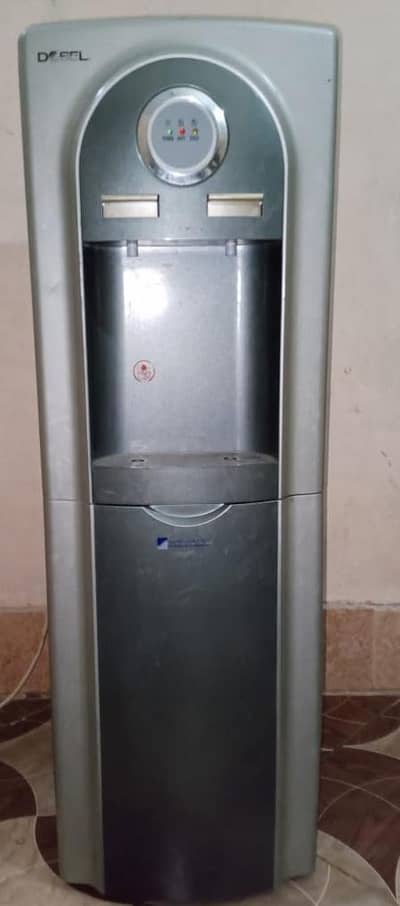 WATER DISPENSER HOT AND COLD MINT CONDITION