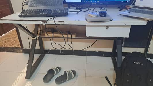 Computer table for sale in a good condition