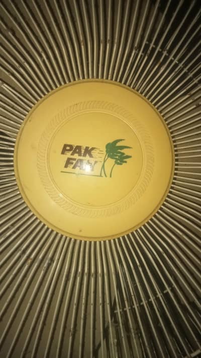 Pak Fan Wall Bracket Fan in Good Working Condition for Sale