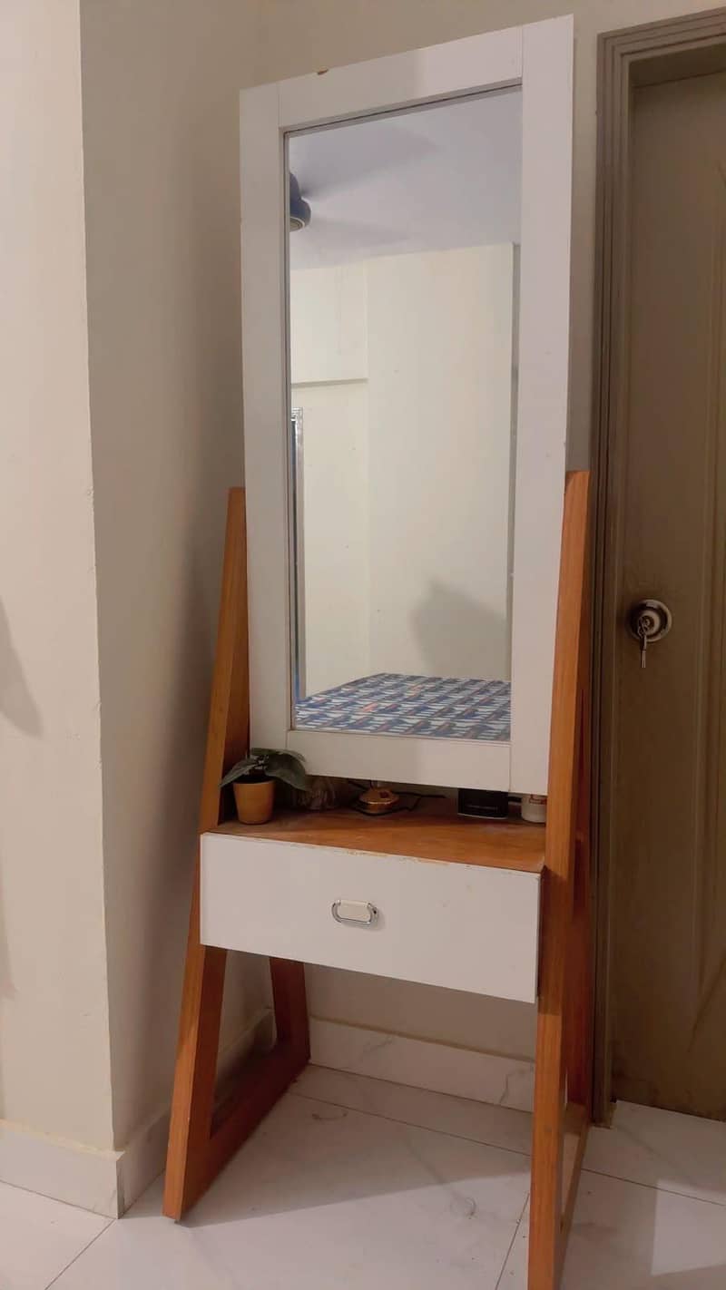 bed & dressing table 0