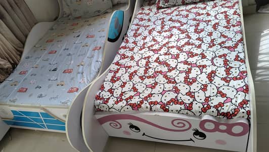 bacho k bed hai ligt b hai just 2 months use hue hai  ghur shifting ki